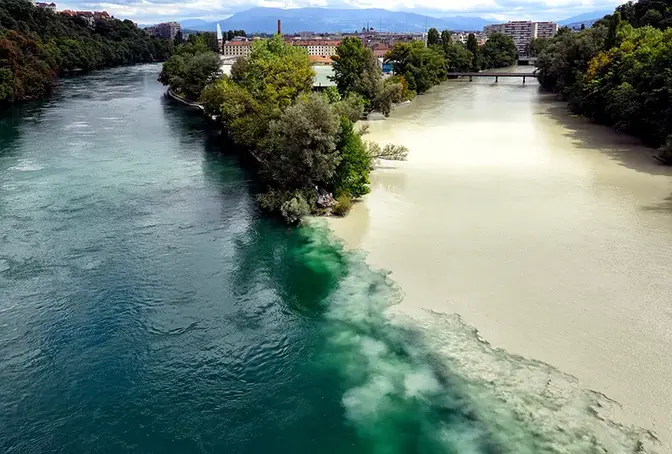 Le fleuve {{Arve}}, aux eaux laiteuses venues des montagnes, rejoint le {{Rhône}}, aux eaux plus claires du Lac Léman